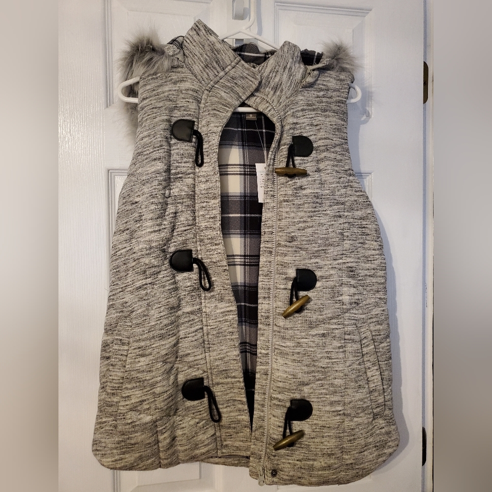 Maurices Women's vest with faux fur hood sz Small
